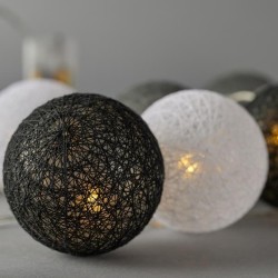 Γιρλάντα με 10 led λαμπάκια θερμό φως και υφασμάτινες μπάλες 6cm σε λευκό, γκρι, μαύρο λειτουργία με μπαταρίες 2xΑΑ και χρονοδιακόπτη ip20