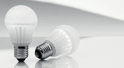 Υπάρχουν πολλά πλεονεκτήματα με την χρήση των LED σε σύγκριση με τους λαμπτήρες πυράκτωσης ή τους οικονομικούς λαμπτήρες.
