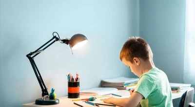 Ετοιμάζοντας το γραφείο του μικρού μαθητή! 5 συμβουλές για τον σωστό φωτισμό