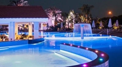 Μάθε τις επαγγελματικές τεχνικές για να δημιουργήσεις έναν δυναμικό LED φωτισμό πισίνας.