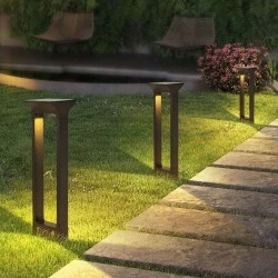 Φωτιστικό κολωνάκι LED κήπου 5W IP67 θερμό φως 3000K 60cm μαύρο με αισθητήρα νυκτός 
