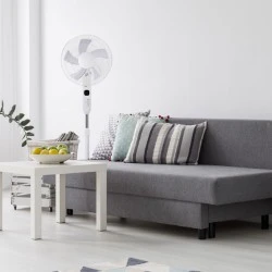 Ανεμιστήρας ορθοστάτης με μοτέρ AC 55W με Φ45 με 5 διάφανα πτερύγια με χρονοδιακόπτη & 3 ταχύτητες λευκό χρώμα