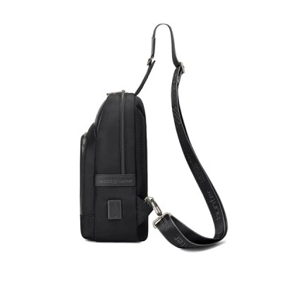 Τσάντα Crossbody ARCTIC HUNTER XB00116 αδιάβροχη μαύρη με θήκη για tablet & θύρα USB