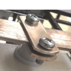 Στήριγμα ταινιών max 30x4mm Cu με πλαστικό PA κοντό L17 αποστάτη για χρήση σε τοιχοποιία ,μπετό & εξωτ/κούς χώρους
