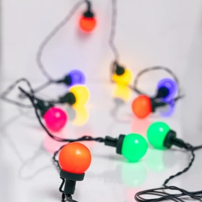 20 led σε σειρά πολύχρωμες μπαλίτσες ,σταθερό με 31v μετασχηματιστή & πράσινο pvc καλώδιο IP44