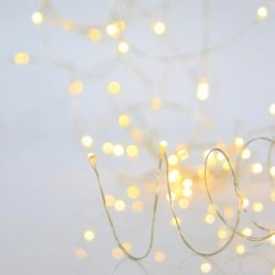 300 mini led λαμπάκια σειρά σε θερμό λευκό φως ανά 10cm, 4v μετασχηματιστή & ασημί χάλκινο καλώδιο IP44