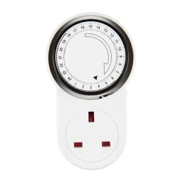 Χρονοδιακόπτης πρίζας τύπου  UK 24 ώρες 13Α 240V με προστασία επαφών IP20 σε λευκό χρώμα
