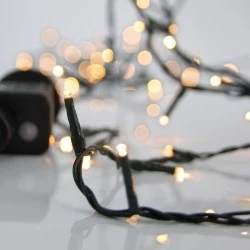 Σειρά 240 led λαμπάκια σε θερμό φως με 8 προγράμματα & μνήμη 31v μετασχηματιστή σε πράσινο pvc καλώδιο IP44