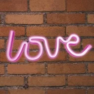 Διακοσμητικό φωτιστικό NEON LED STRIPS LOVE μπαταρίας 3*AA με διάσταση 340x25x135mm