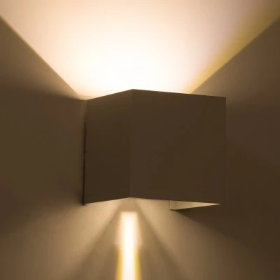 Μοντέρνο επιτοίχιο φωτιστικό LED kelvo® AXIS-S 10W 1150lm IP65 θερμό λευκό 2700K με γωνία δέσμης 5°/60° λευκό ματ 10x10x10cm Μοντέρνο επιτοίχιο φωτιστικό LED kelvo® AXIS-S 10W 1150lm IP65 θερμό λευκό 2700K με γωνία δέσμης 5°/60° λευκό ματ 10x10x10cm