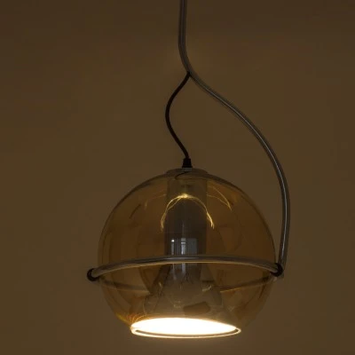 GloboStar® GLASSO 60927 Μοντέρνο Κρεμαστό Φωτιστικό Μπάλα Μονόφωτο 1 x E27 IP20 Μελί Γυαλί με Ασημί Μέταλλο - Μ27 x Π27 x Υ52cm