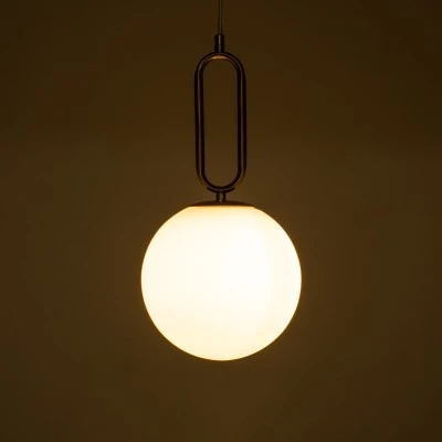 GloboStar® BELLISSIMO 61486 Μοντέρνο Κρεμαστό Φωτιστικό Οροφής Μονόφωτο 1 x E27 Γαλακτερή Γυάλινη Μπάλα με Μεταλλικό Επιχρυσωμενό Πλατίνα Σώμα Φ20 x Υ42cm