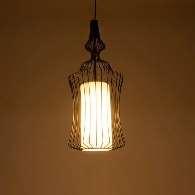 Vintage Κρεμαστό Φωτιστικό Οροφής με Ντουί 1 x E27 AC 220-240V IP20 - Μαύρο & Λευκό - Μ25 x Π25 x Υ61cm GloboStar® LILY 01559 Vintage Industrial Κρεμαστό Φωτιστικό Οροφής Μονόφωτο Μαύρο Μεταλλικό Πλέγμα και Υφασμάτινο Εσωτερικό Καπέλο Φ18 x Υ65cm