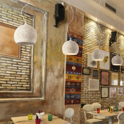 Πήλινο κρεμαστό φωτιστικό χειροποίητο και διάτρητο μονόφωτο σε σκούρο καφέ χρώμα