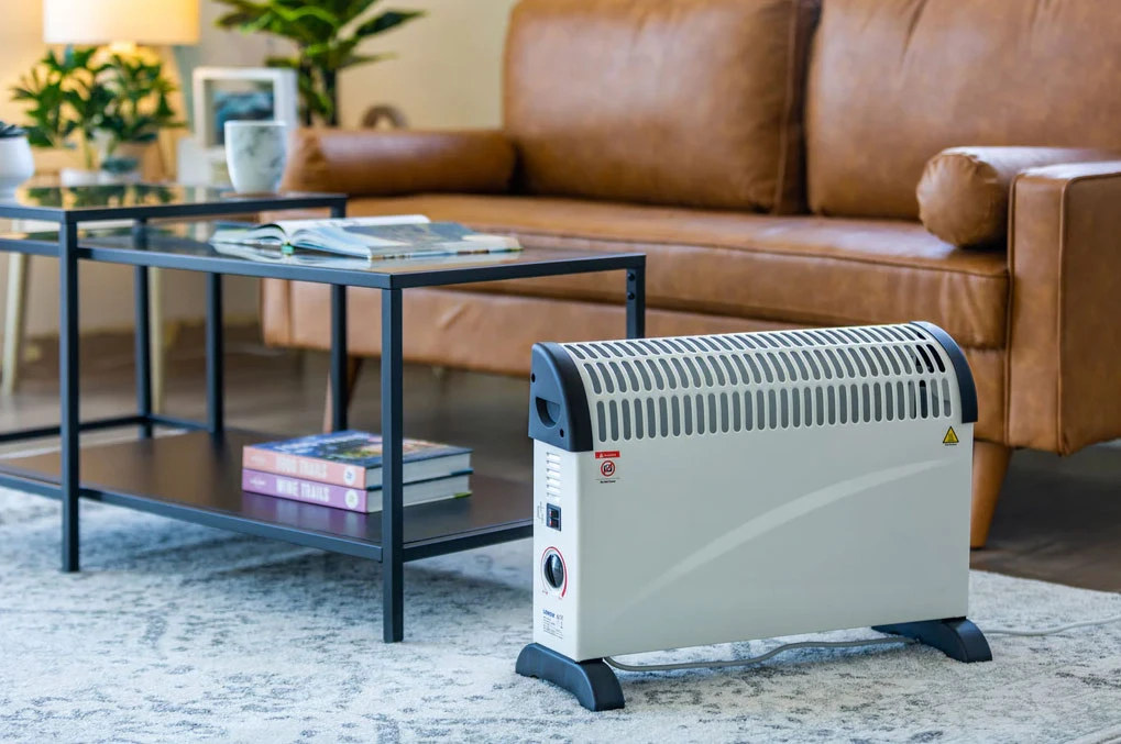 Θερμαντικό σώμα convector 2000W δίπλα σε καναπέ